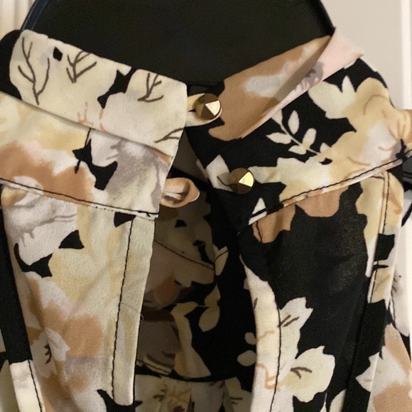 Sleeveless Flowy top with key hole closure L - Picture 4 of 5